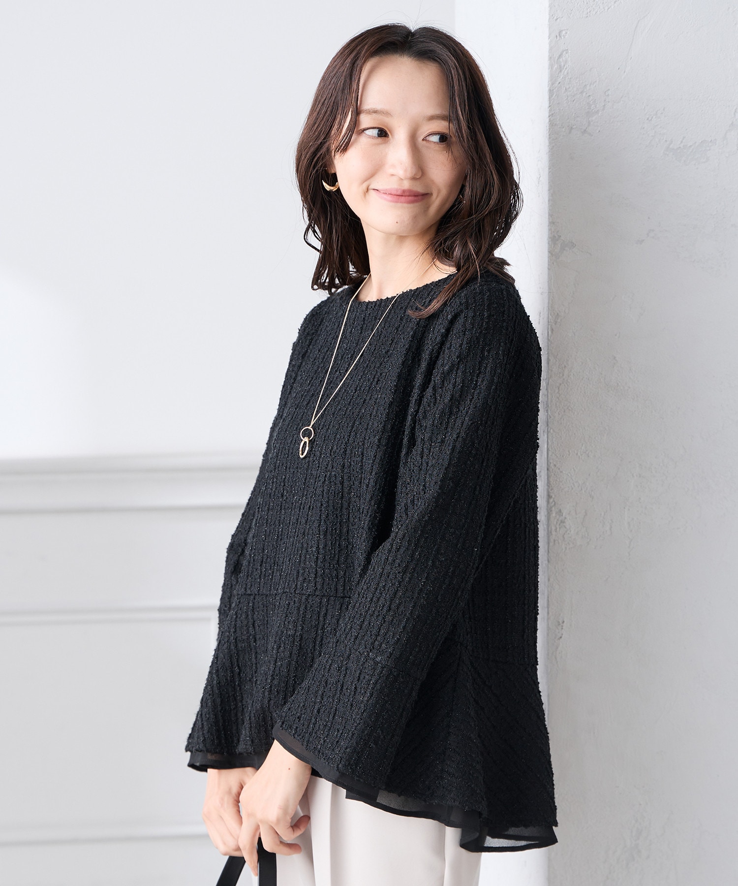 品よく華やぐペプラムトップス