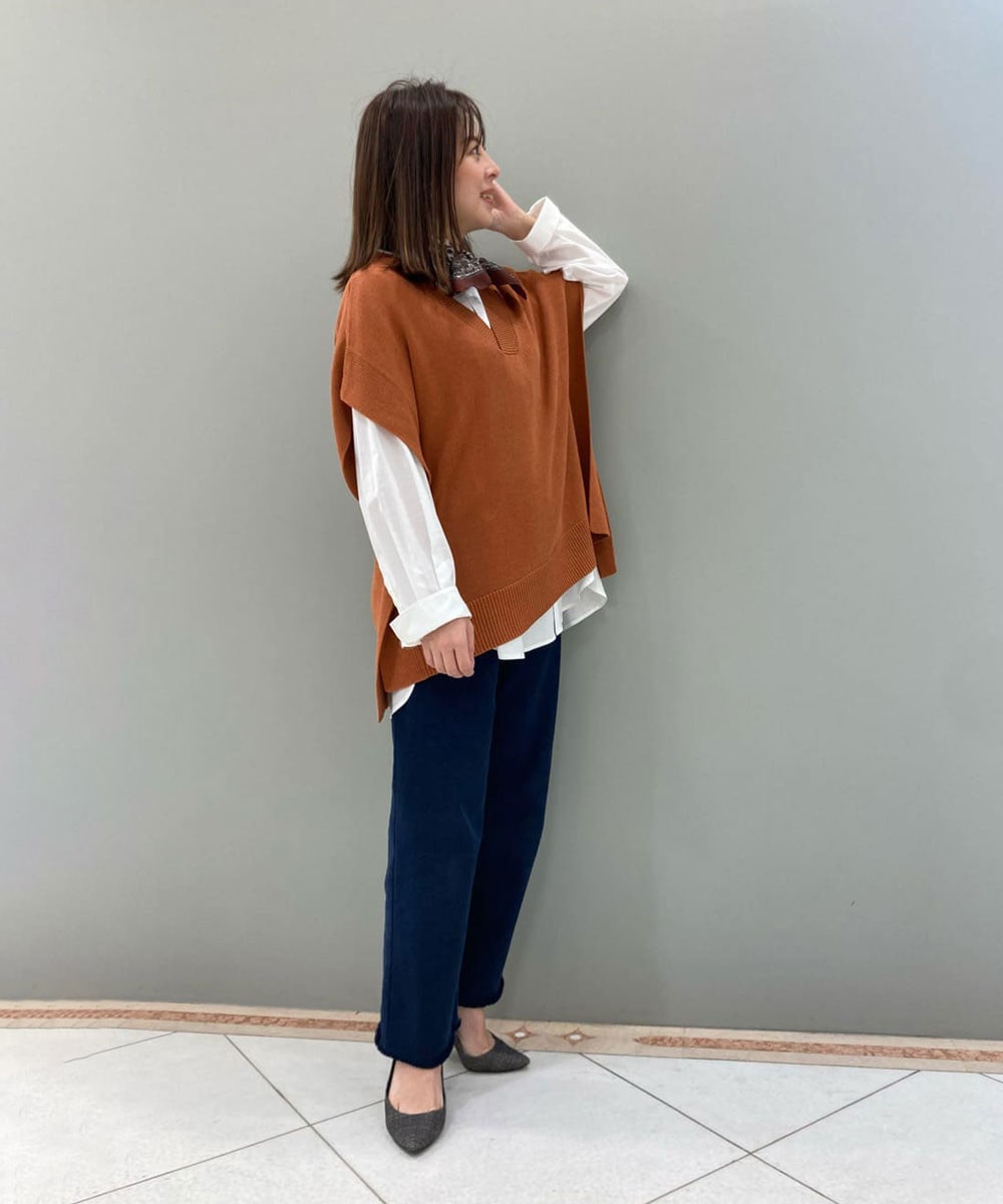 MK ミッシェルクランのVネックニットベストを使ったスタッフコーディネート