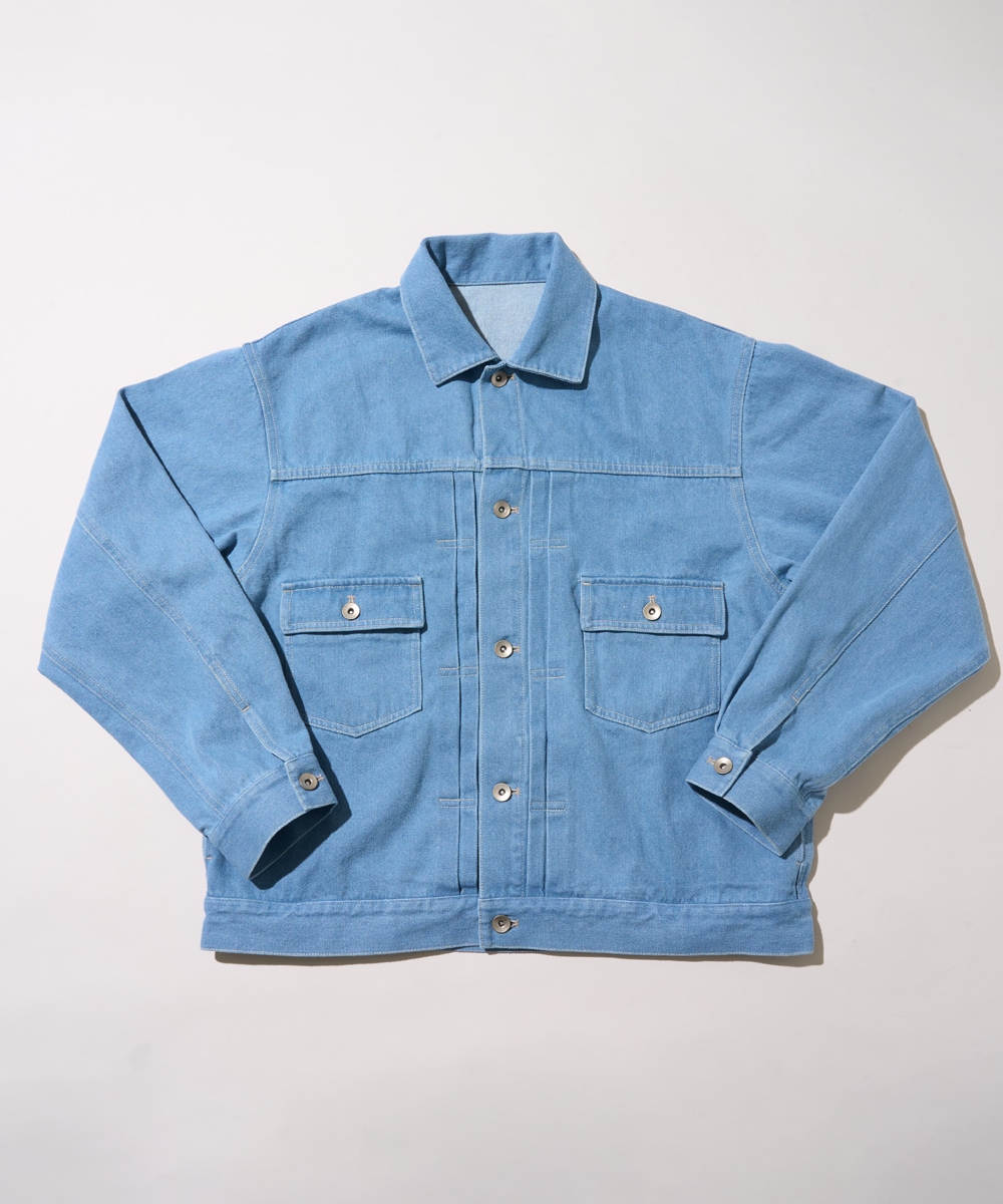 春の着こなしに映える、大人のデニムジャケット