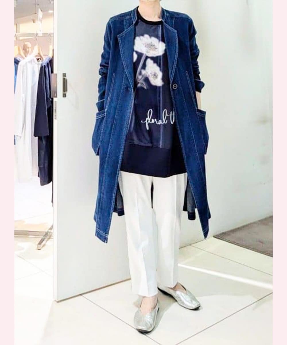 ロングデニムジャケットとホワイトパンツ