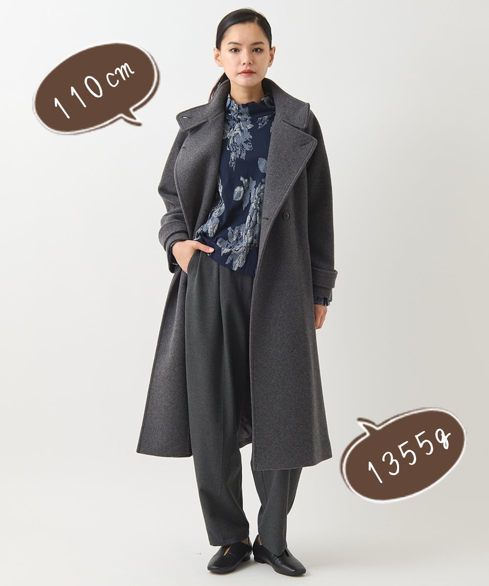 グレーのウールロングコート