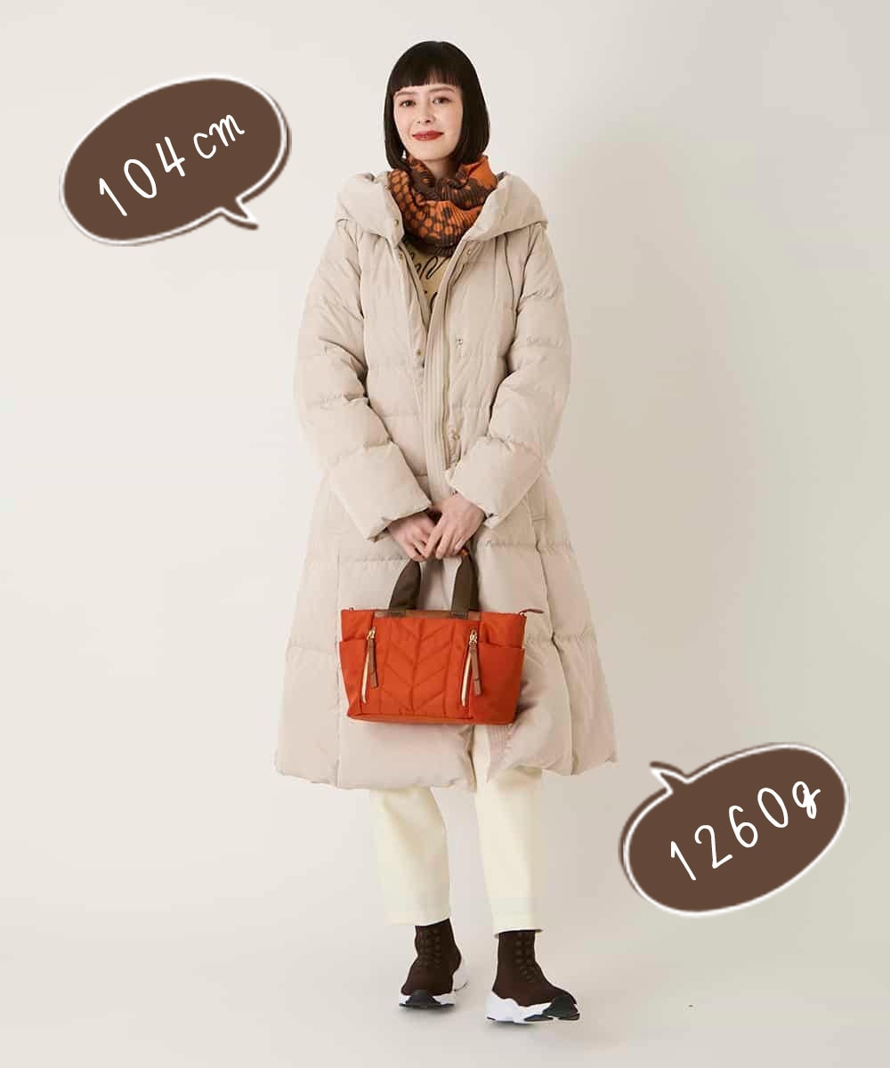 ホワイトのロングダウンコート