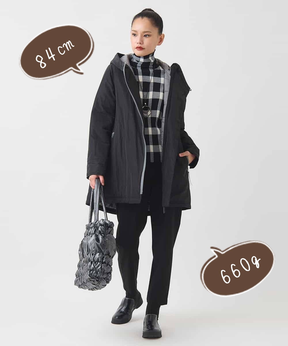 ミドル丈のダウンコート