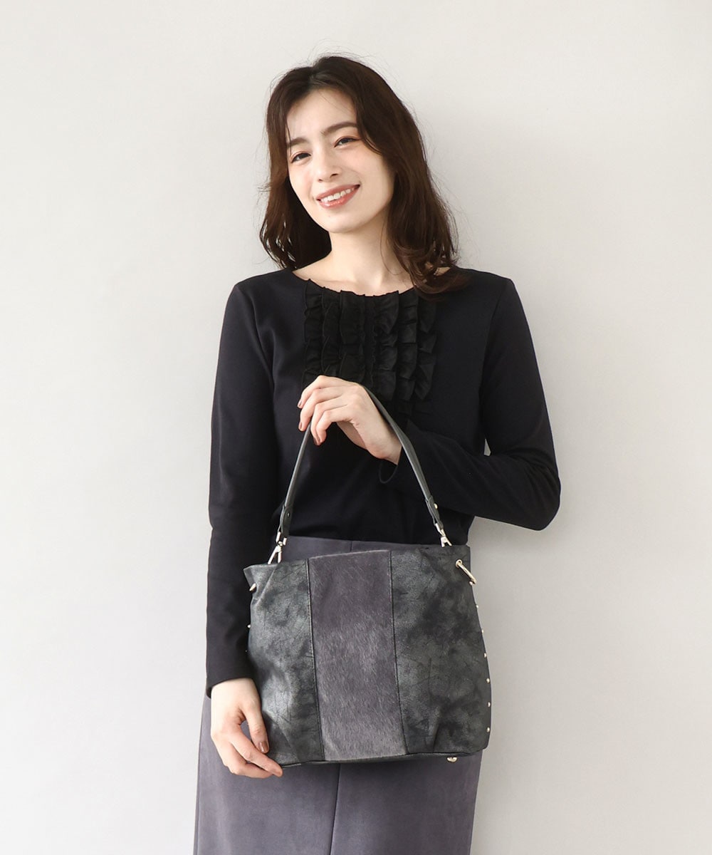 合成皮革×フェイクファーの部分使いがきれいめなスクエアバッグ