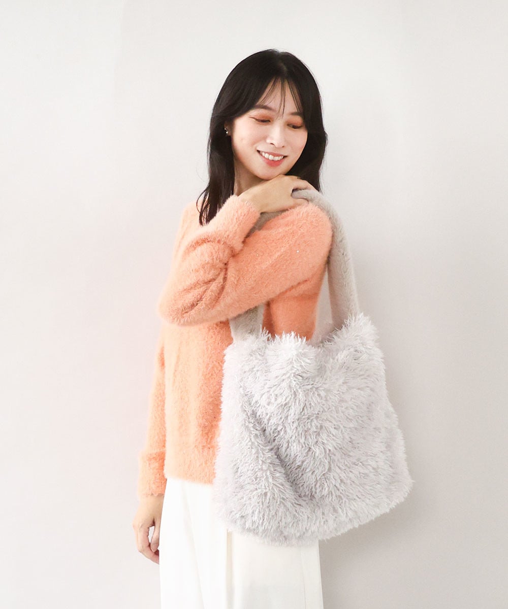 きれいめと大人かわいさがマッチしたシャギートートバッグ