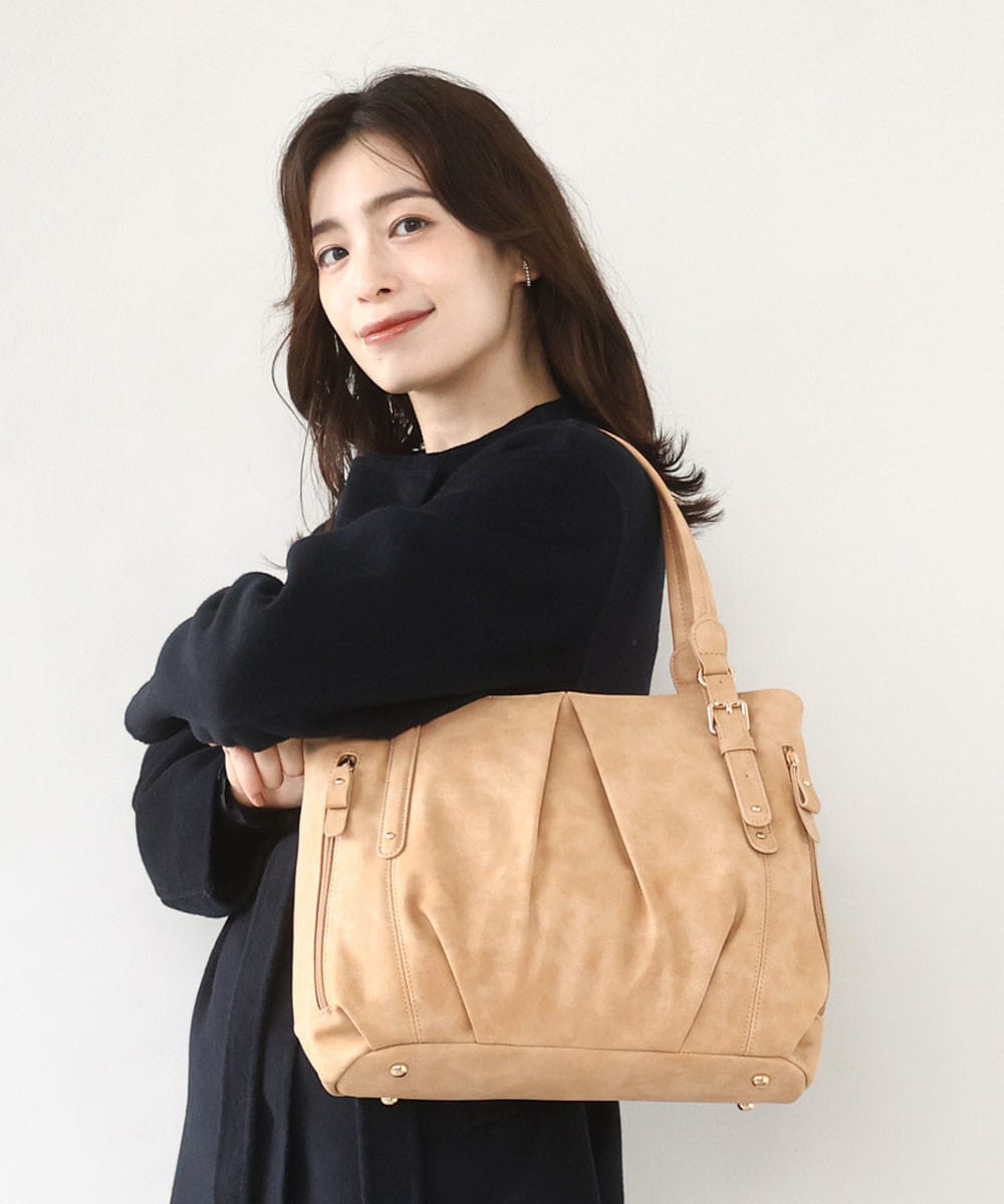 細やかなグリッターが華やかなギャザートート