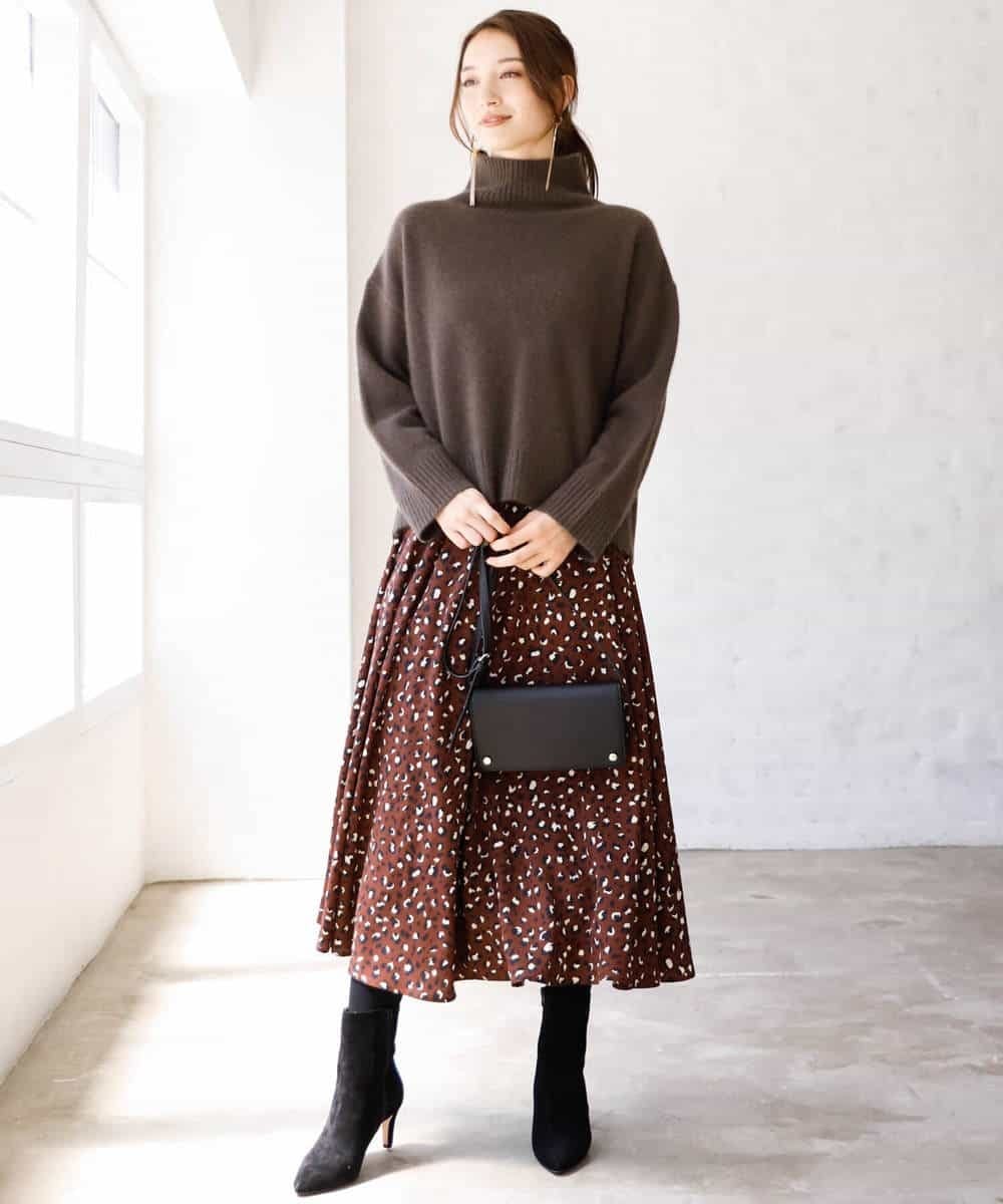 MK ミッシェルクランのゆったりハイネックニットとボリュームスカートのコーディネート
