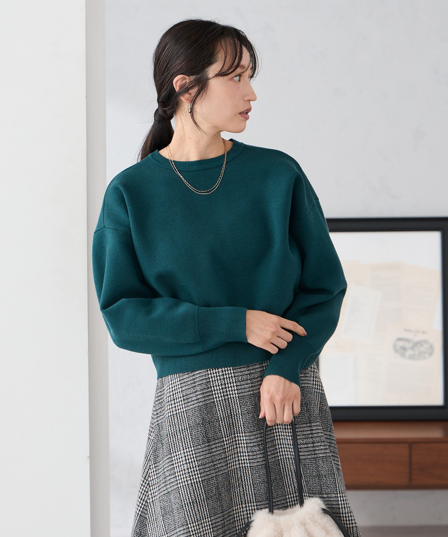 スタイルアップが叶うクリーンな短丈ニット