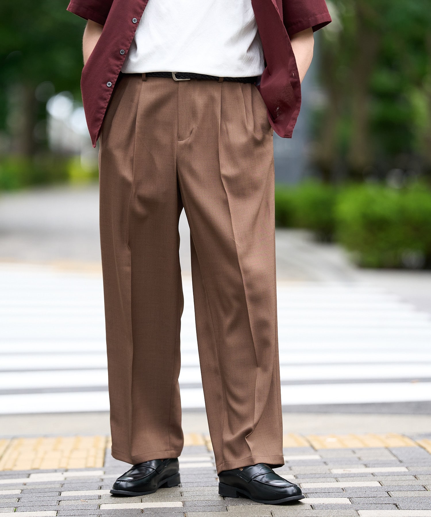 きれいめ素材を使用したサイドアジャスターワイドパンツ