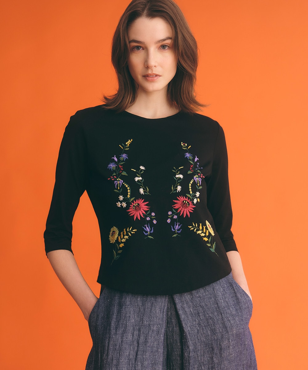 シンメトリー風フラワー刺繍カットソー	