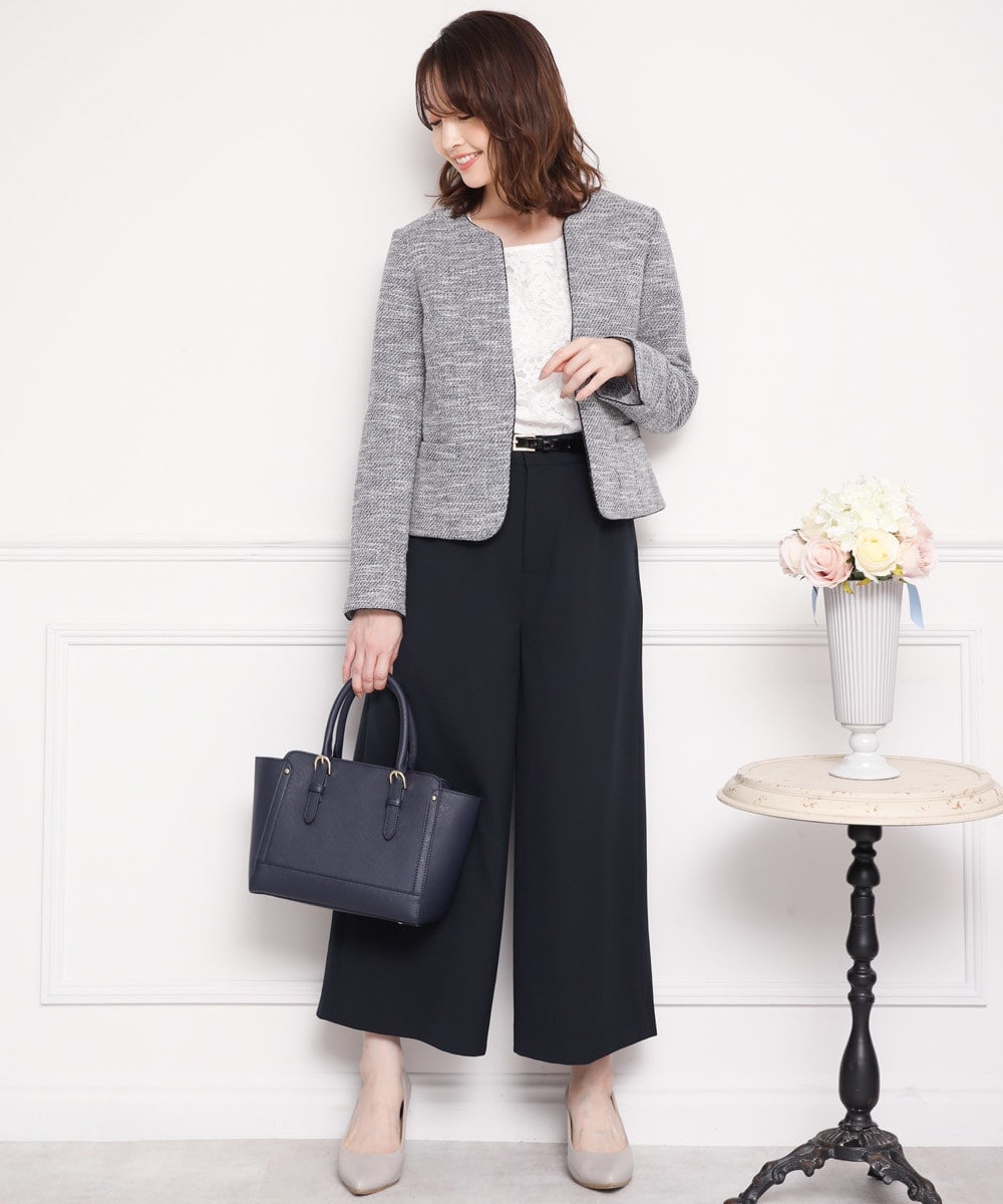 ワイドパンツには "キーネック"ジャケット