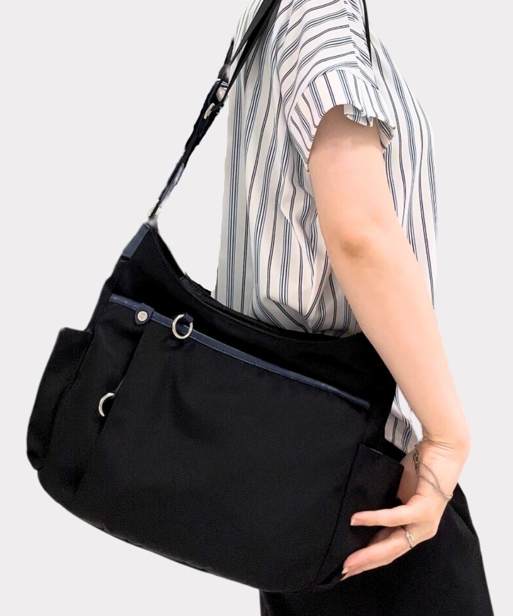 【撥水・ペットボトルホルダー付き】アクセントレザーショルダーバッグ