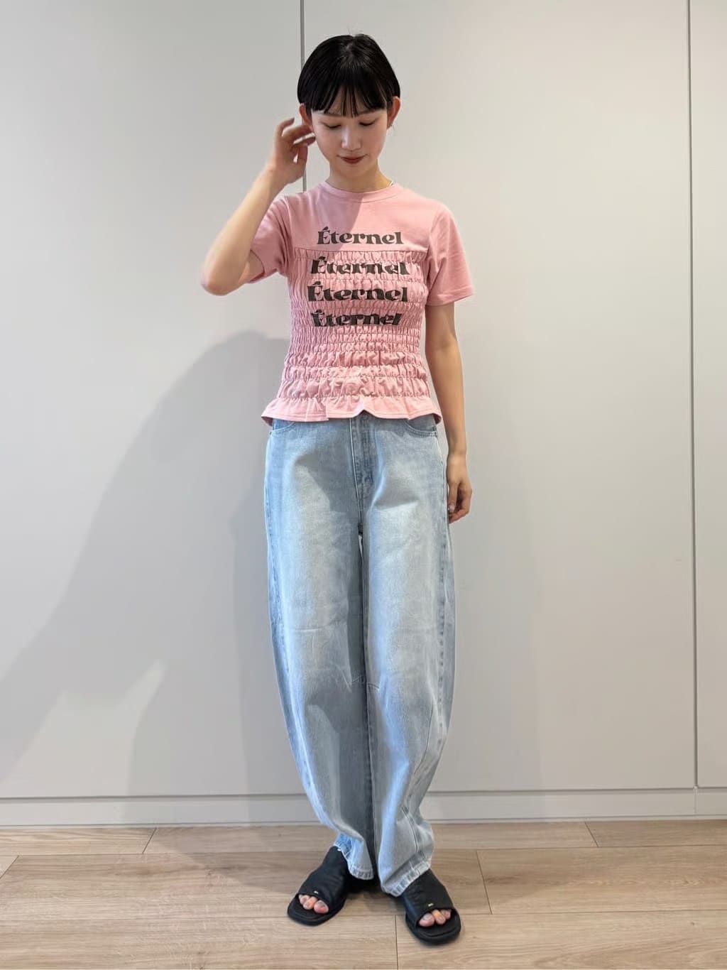 シャーリングロゴTシャツを使ったコーディネート