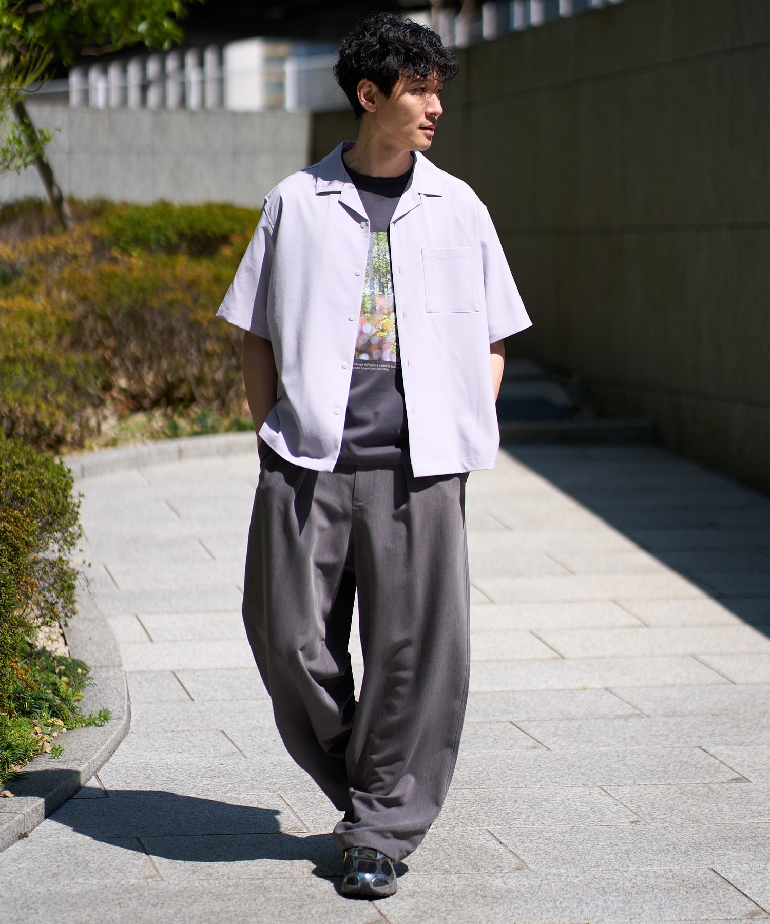 春の軽さは、このシャツから