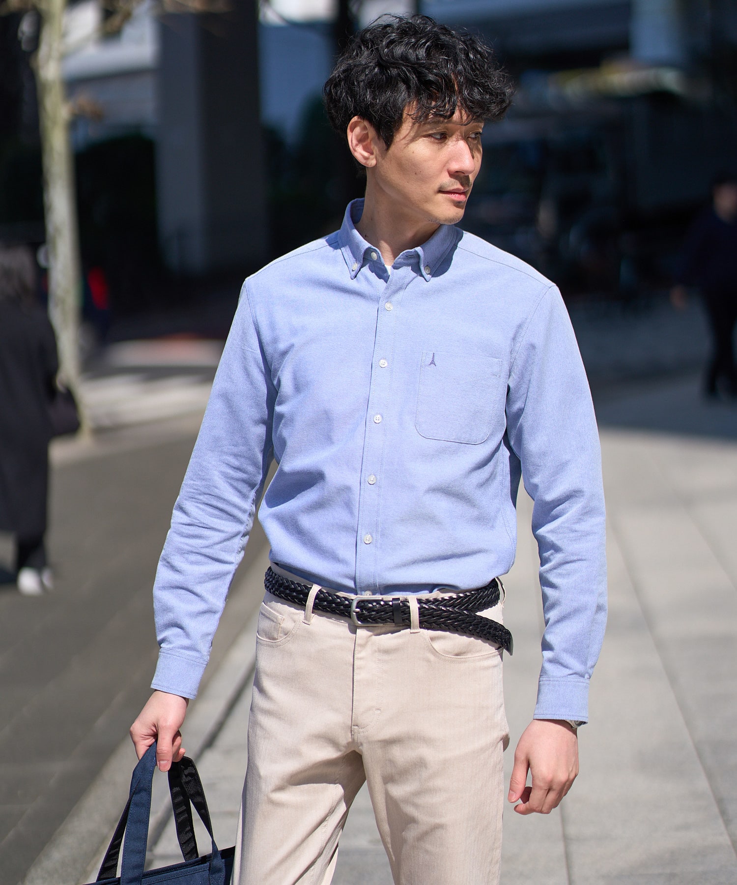 きちんと見えて、軽やか。春の正解シャツ。