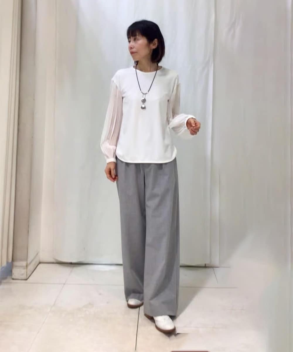 袖の程よい透け感が、大人の余裕漂う雰囲気に
