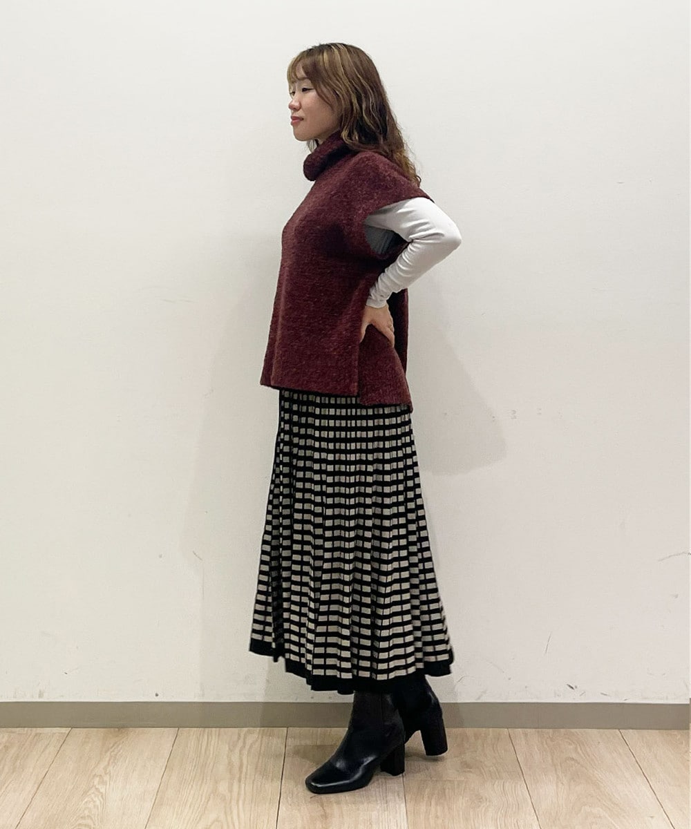 深みのあるボルドーで品よく大人らしい一枚