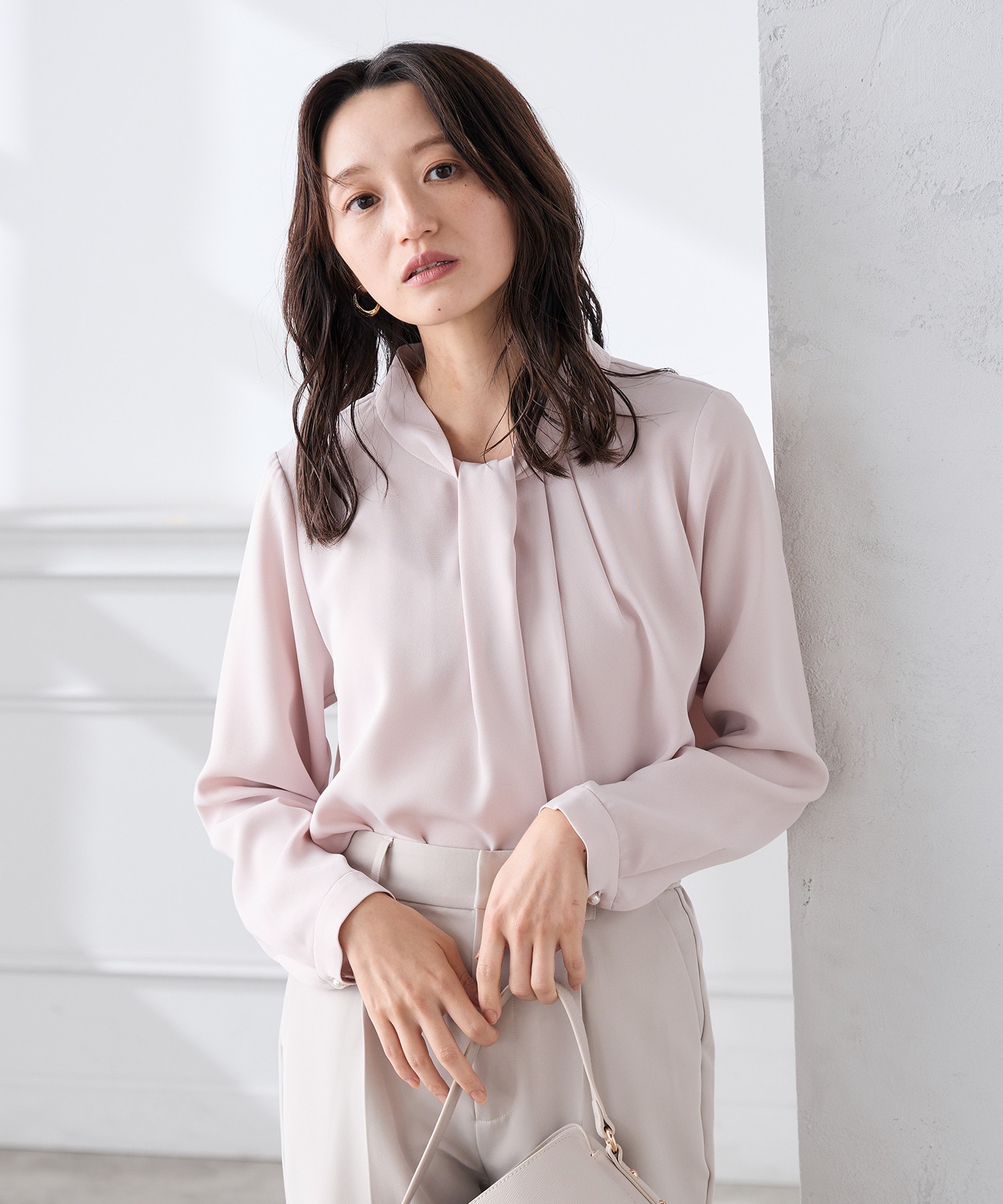 シーズンマストの華やかブラウス