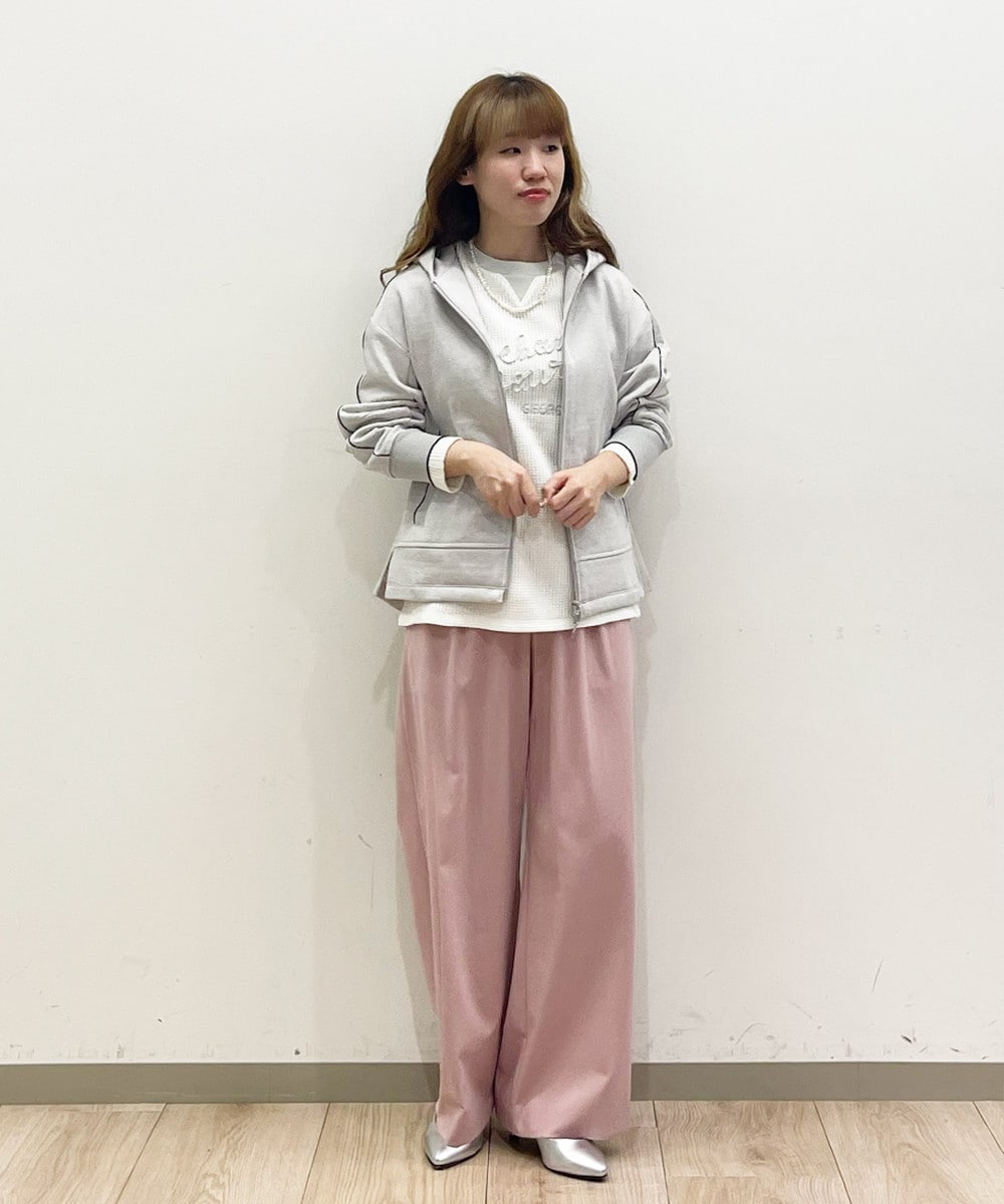 ラメ感のあるロゴ刺繍がポイント