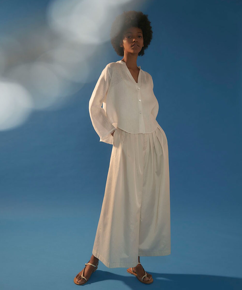 Band collar short blouse x crème satin wide pants