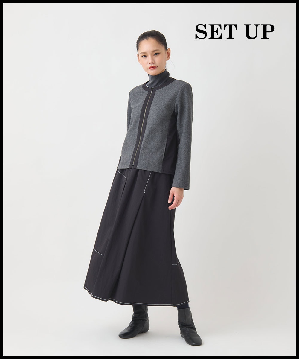 グレーのジャケットと黒のタフタスカート