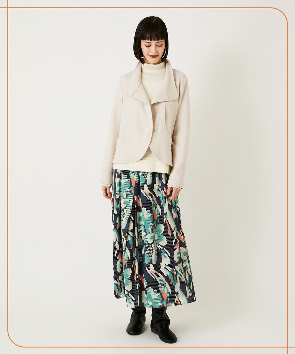 フラワープリントスカートとアイボリージャケット