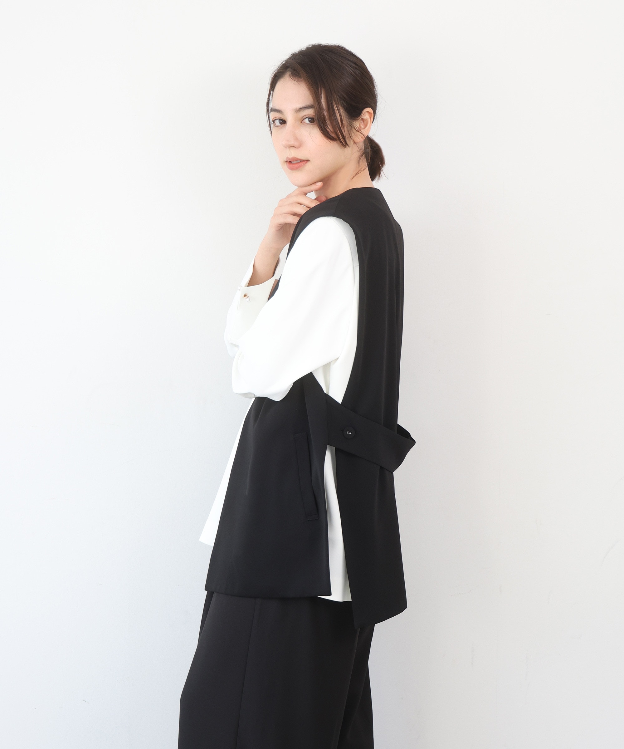 バックベルトボタンレスジレ