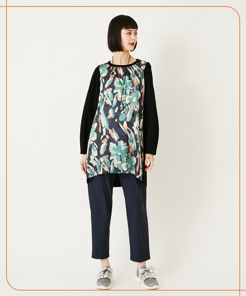 フラワープリントチュニックとジョガーパンツ