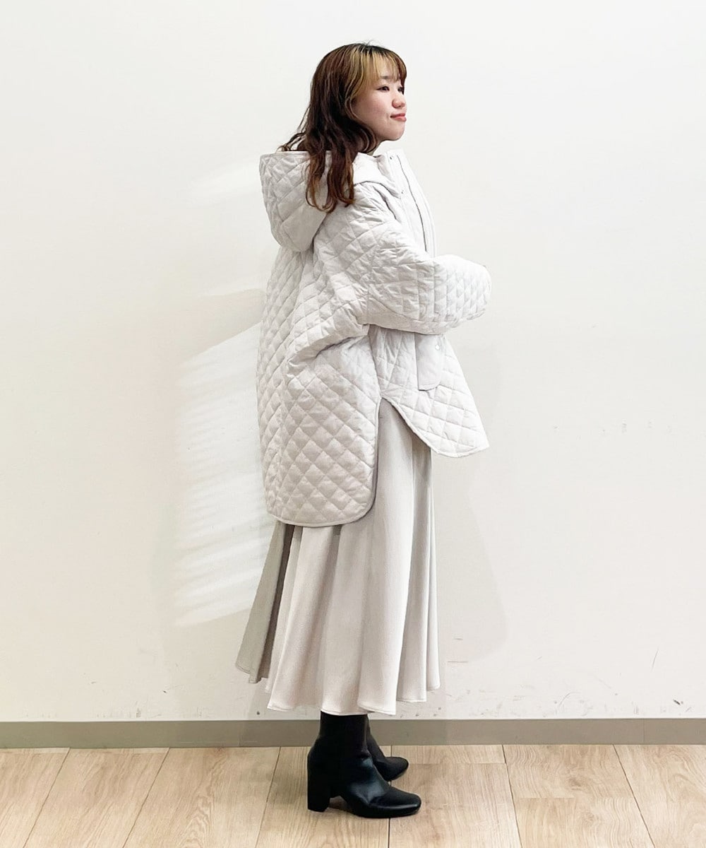 コーデを軽やかにしてくれるホワイトアウター