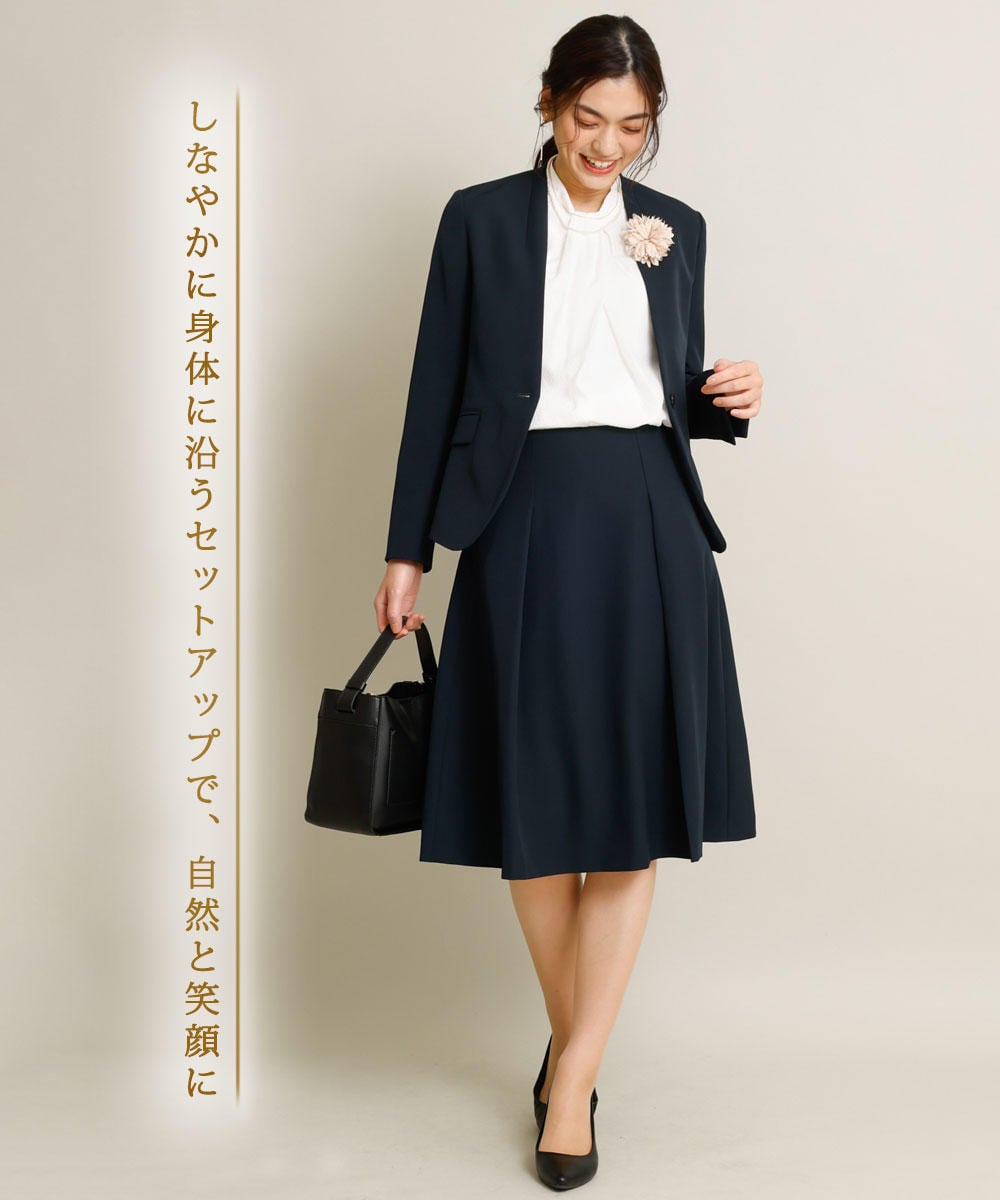 アー・ヴェ・ヴェのダブルクロスタックフレアスカートを使ったコーディネート ネイビー