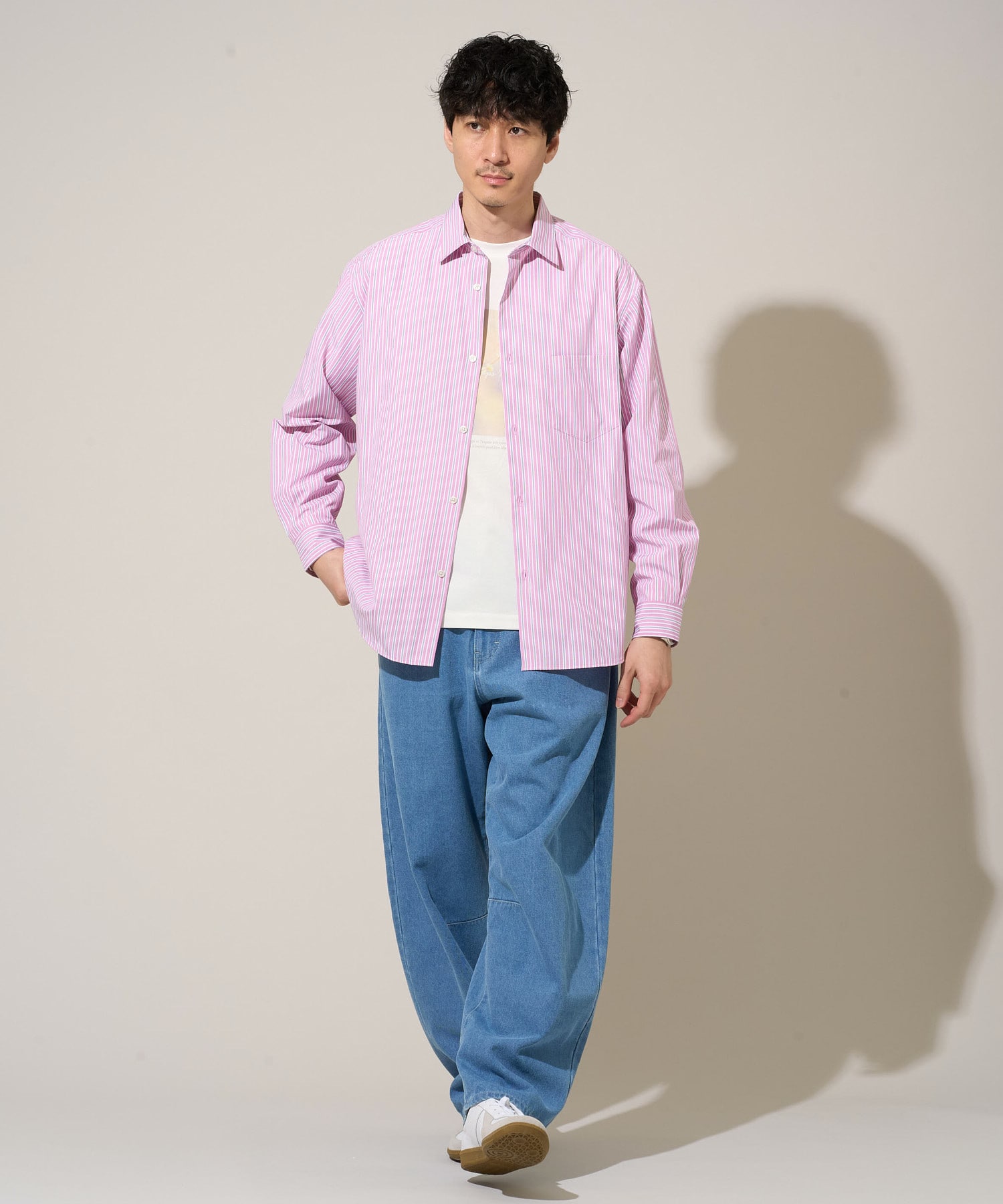 春の着こなしに彩るストライプシャツ