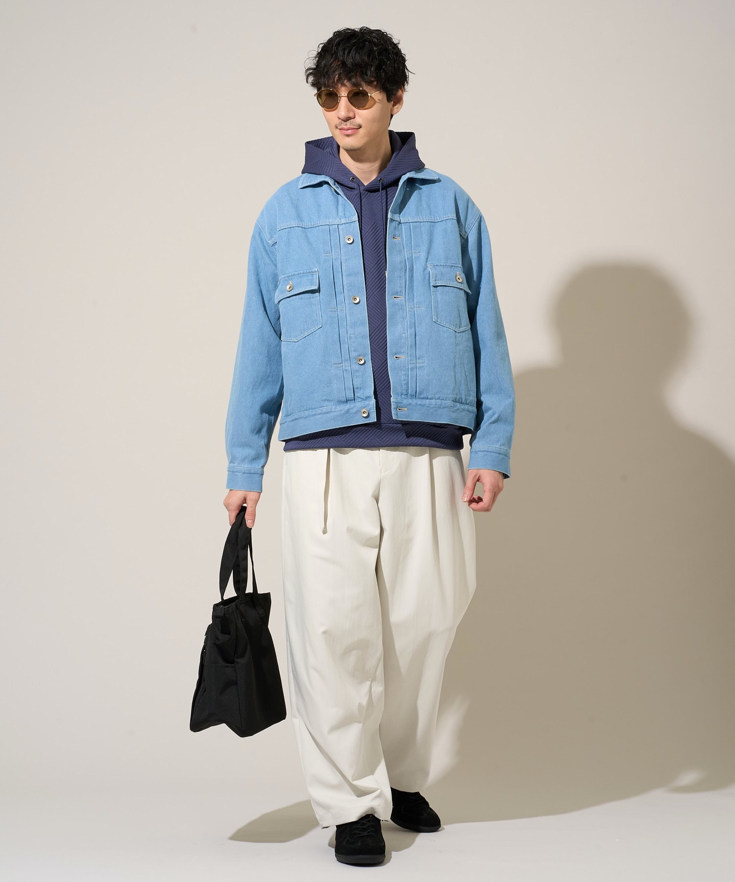 春の着こなしに映える、大人のデニムジャケット