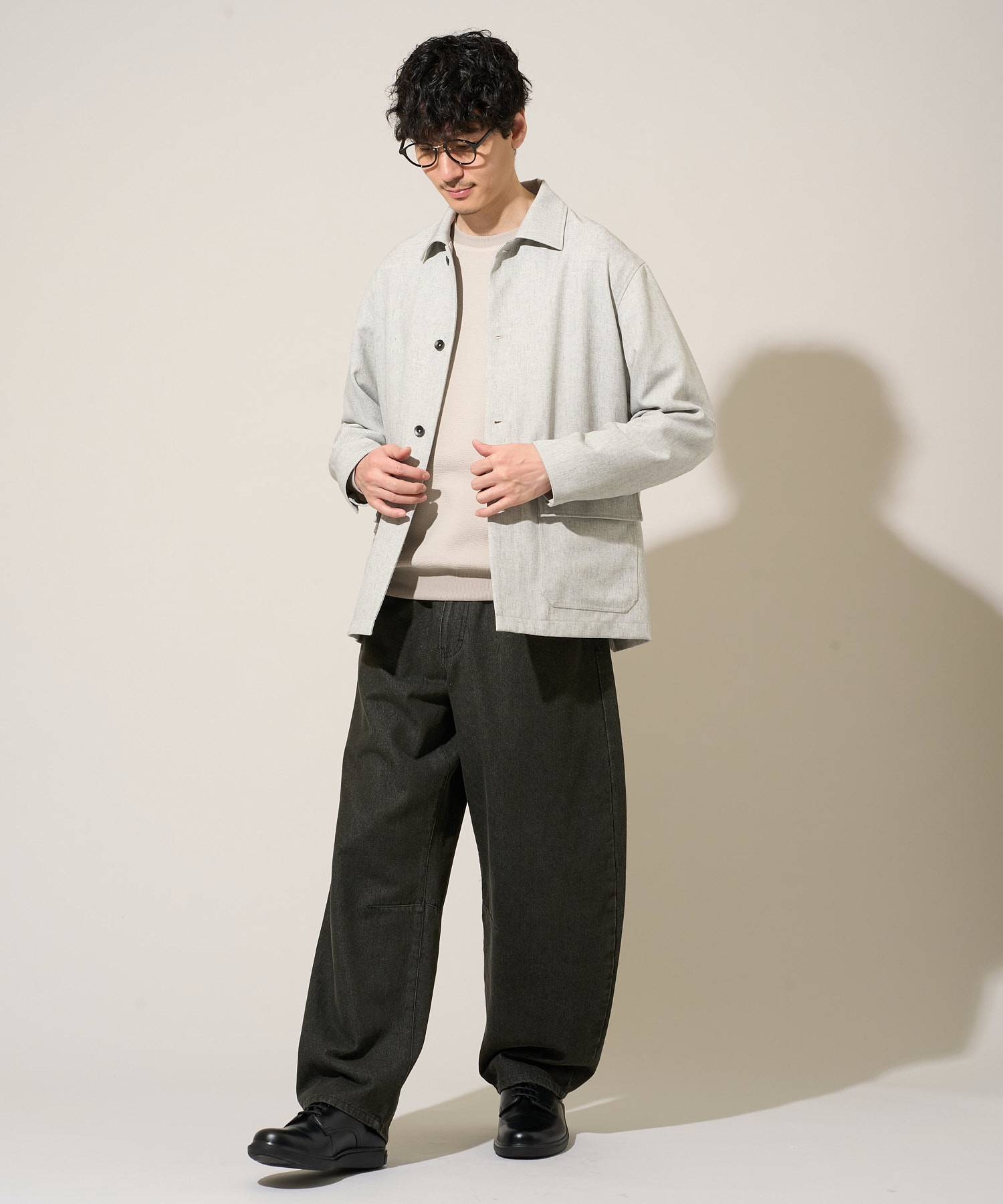春の着こなしに馴染む、大人のカバーオール