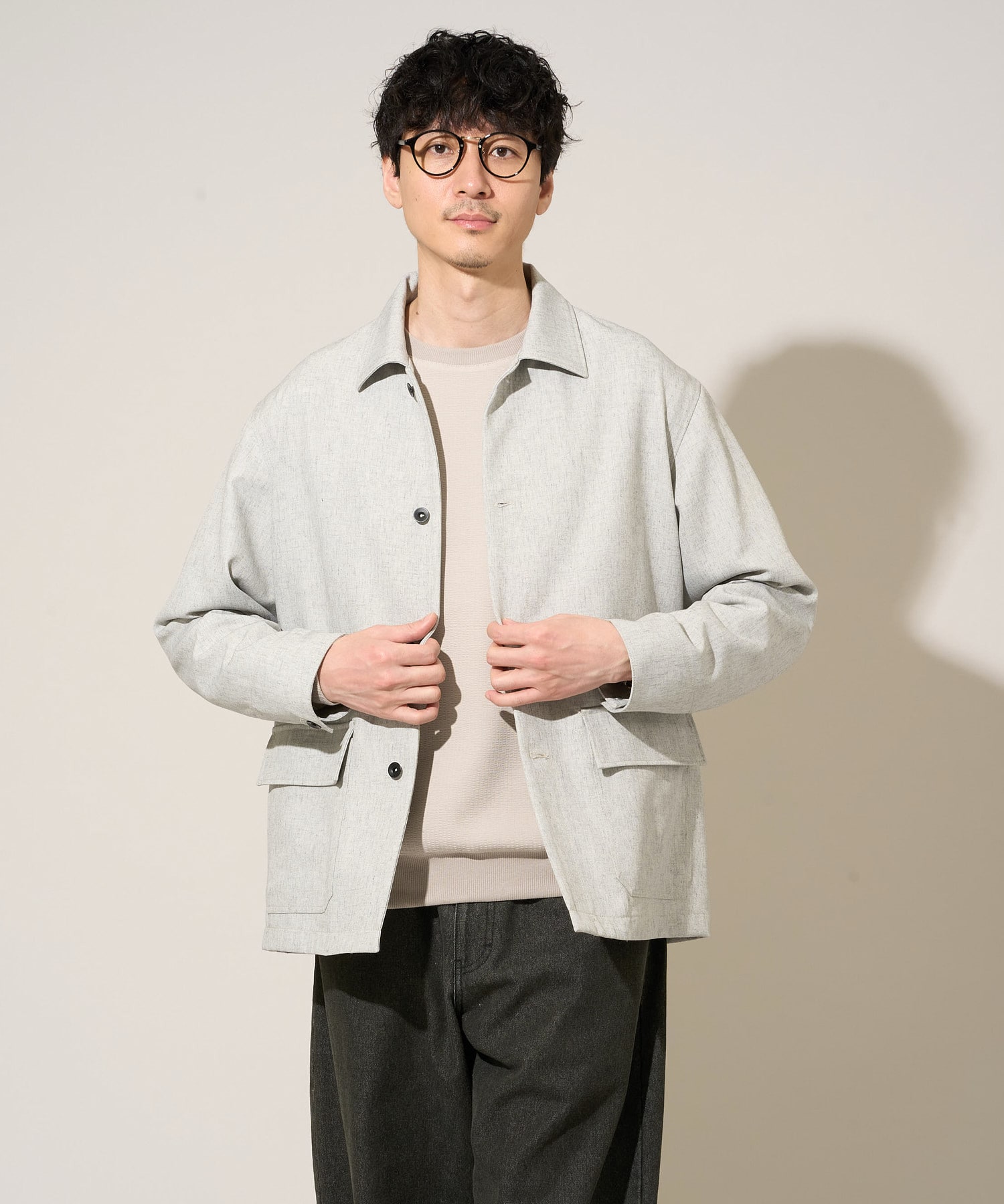 春の着こなしに馴染む、大人のカバーオール