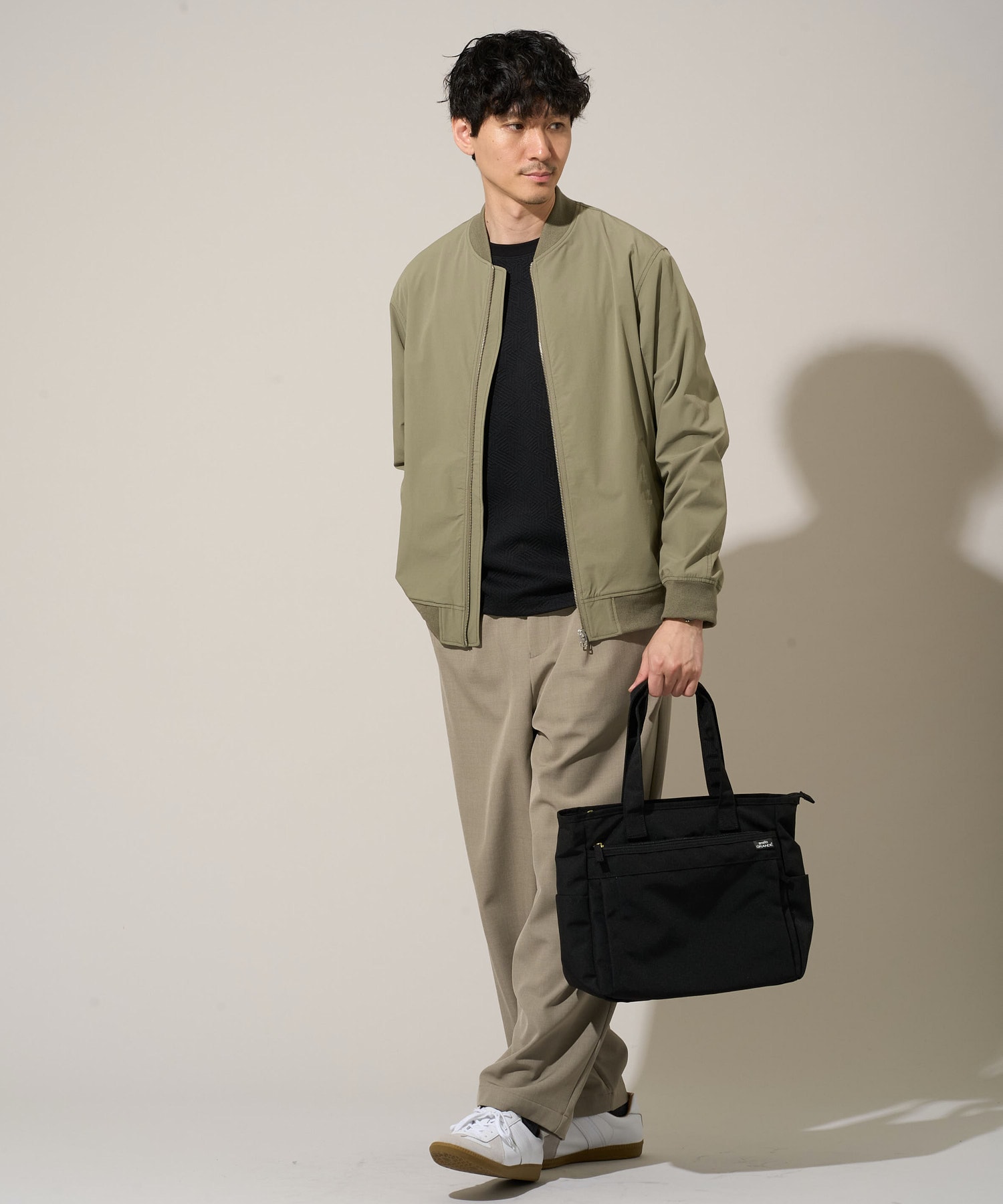 春コーデを仕上げるライトジップアウター