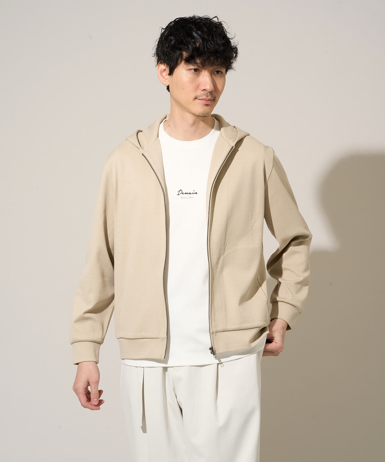 春の着回しに頼れるジップパーカー