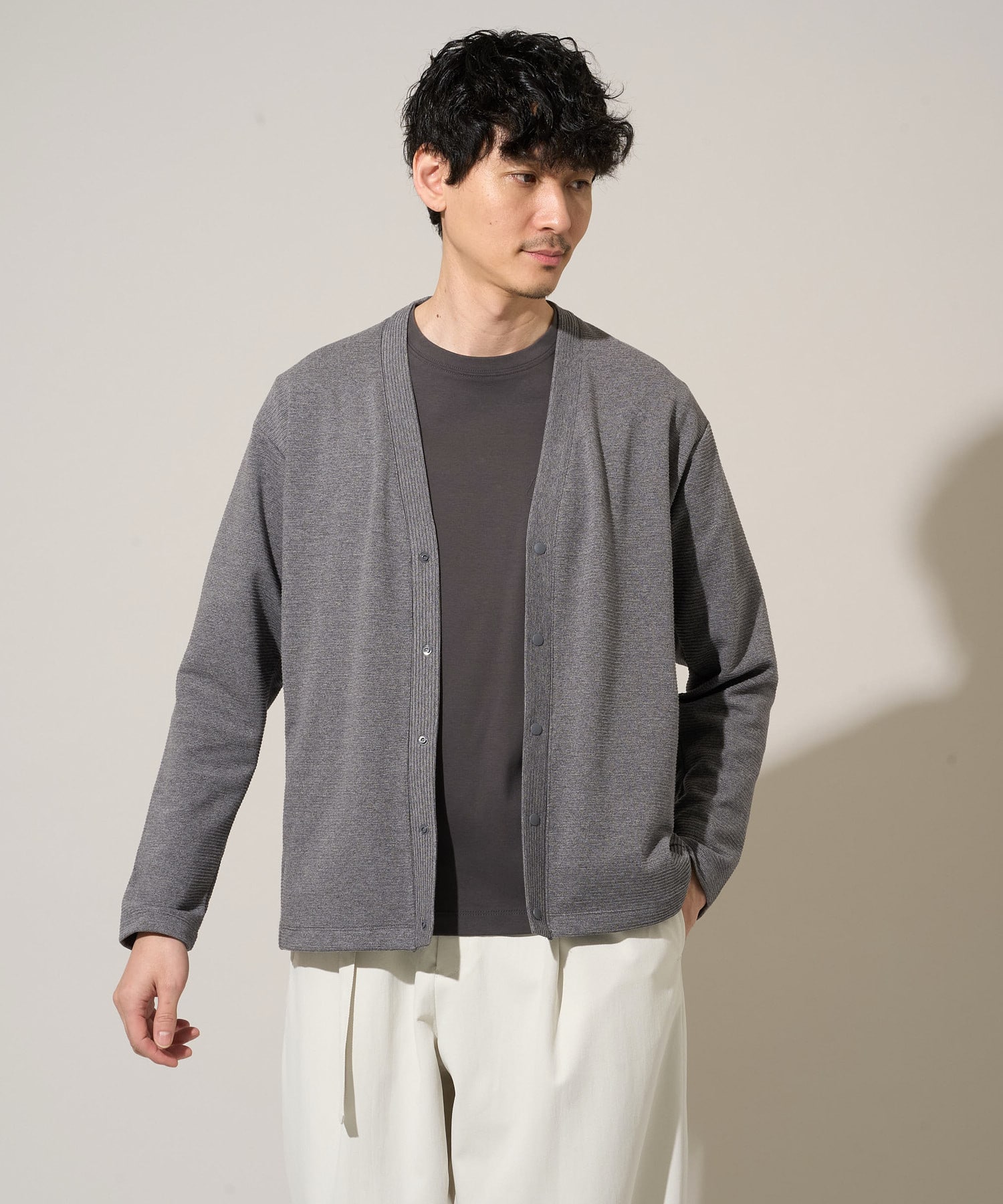 春コーデに馴染むライトカーディガン