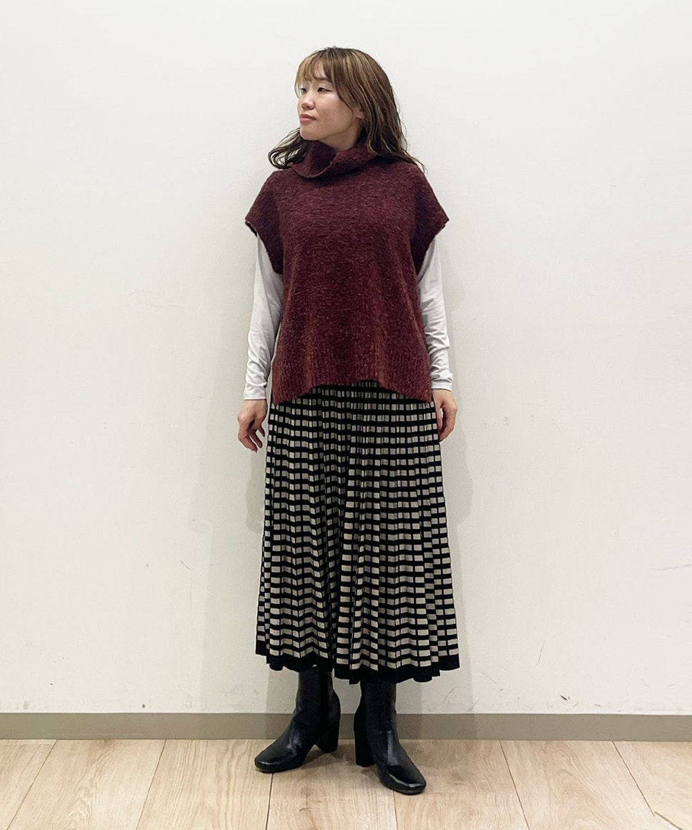 深みのあるボルドーで品よく大人らしい一枚