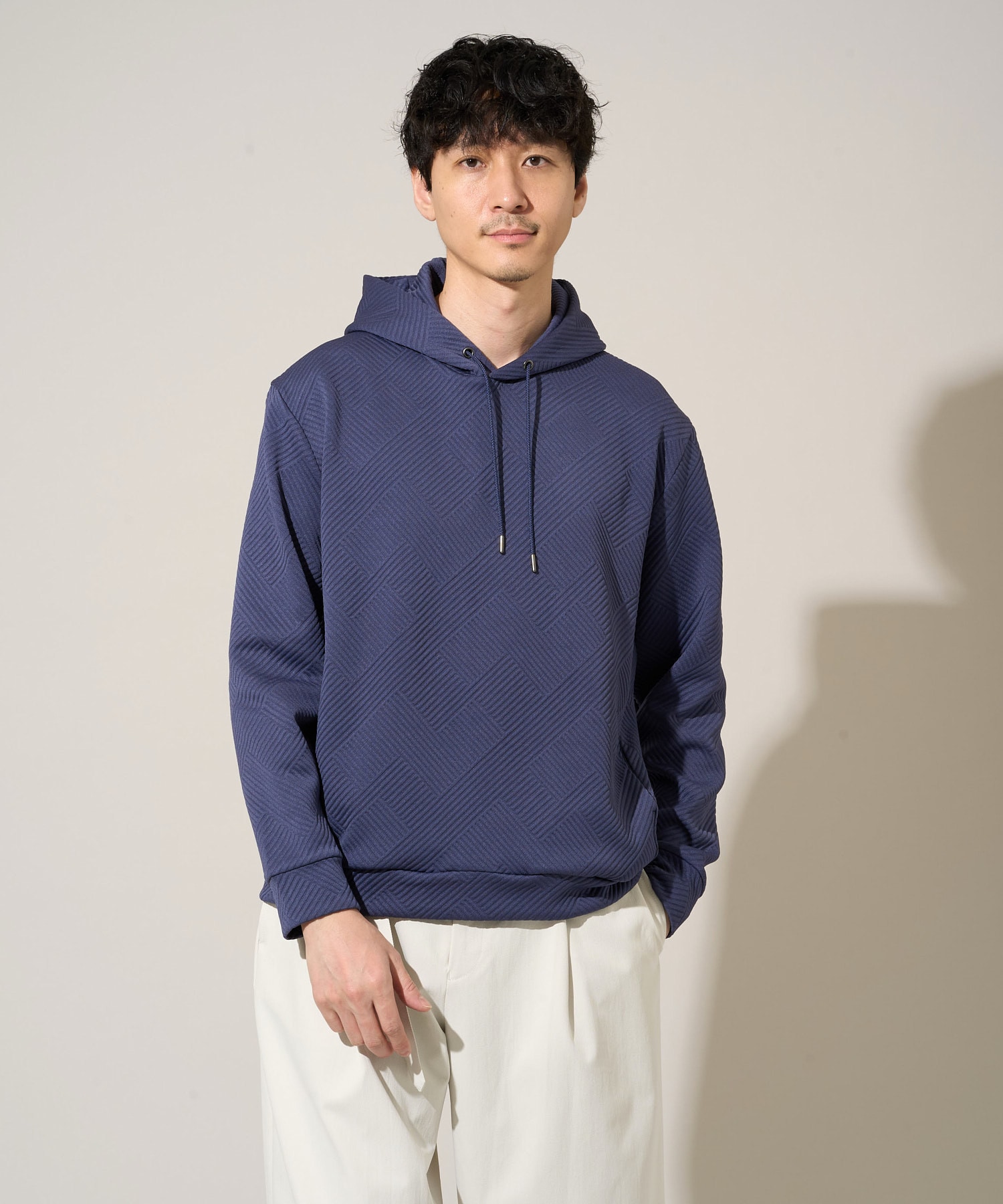 a.v.v大人気商品！ 進化した着やすさ。大人のほめられジャカードパーカー