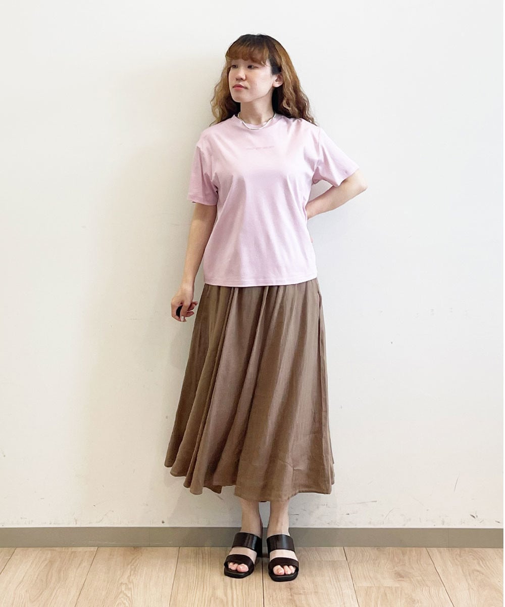 光沢感のある素材でカジュアルすぎない大人Tシャツ
