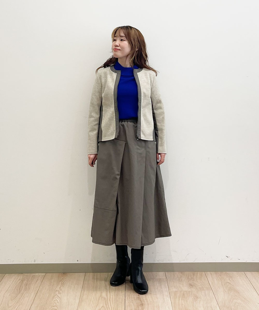 ステッチのデザインがアクセントのスカート