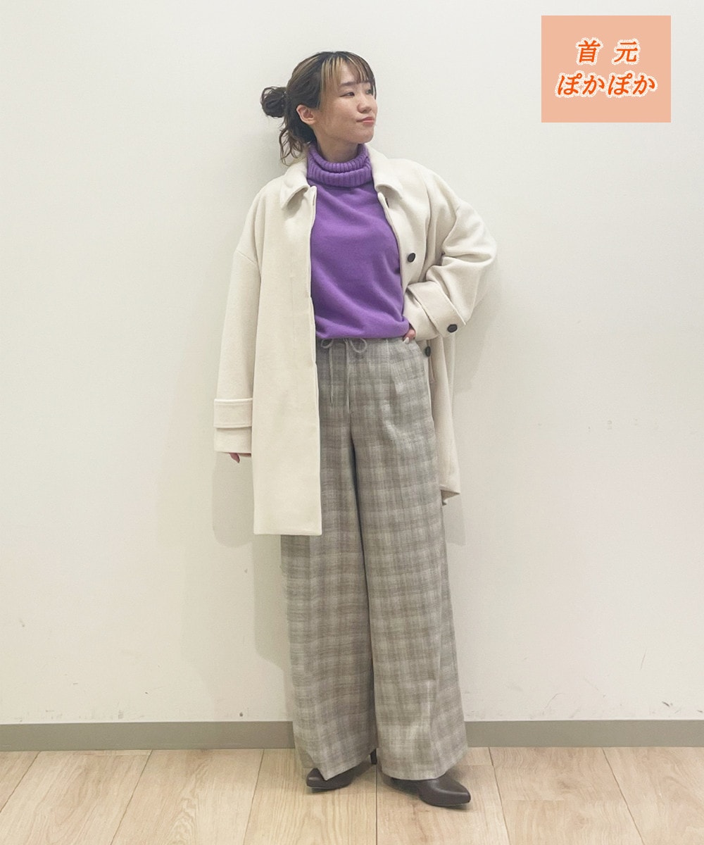 パッと目を引くパープルニット