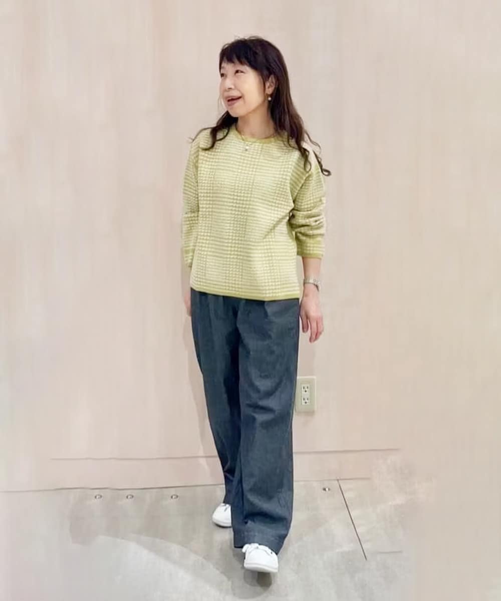 今っぽさを演出するデニムパンツ