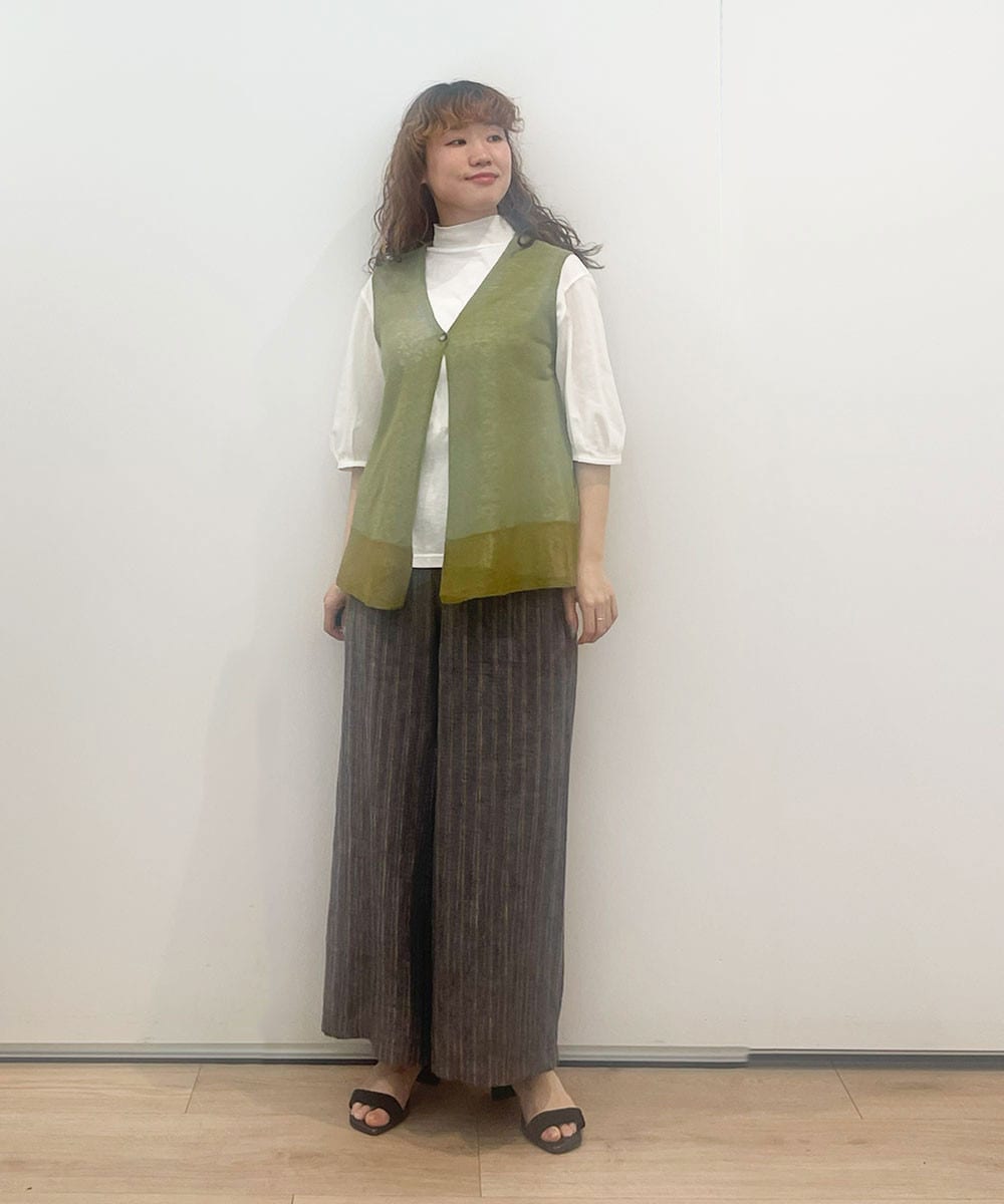 リラックス感と上品さを両立した、大人の麻ワイドパンツ