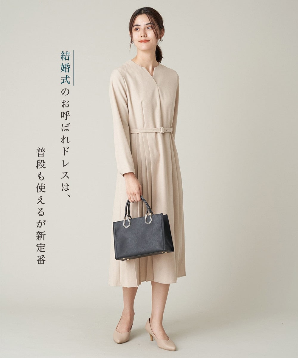アー・ヴェ・ヴェのサイドプリーツワンピースを使ったコーディネート1