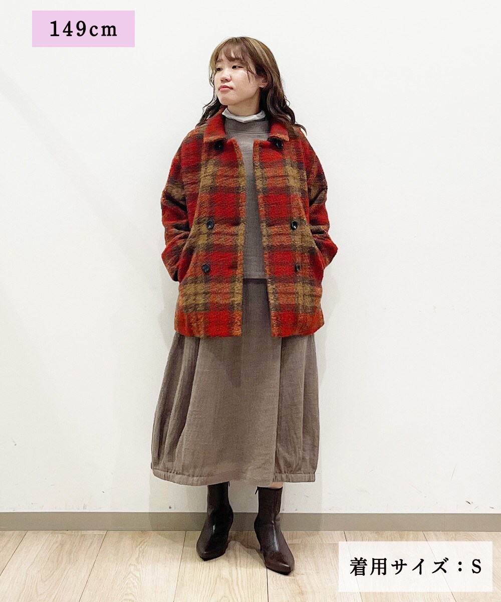 紅葉に馴染むカラーで華やぎコーデ