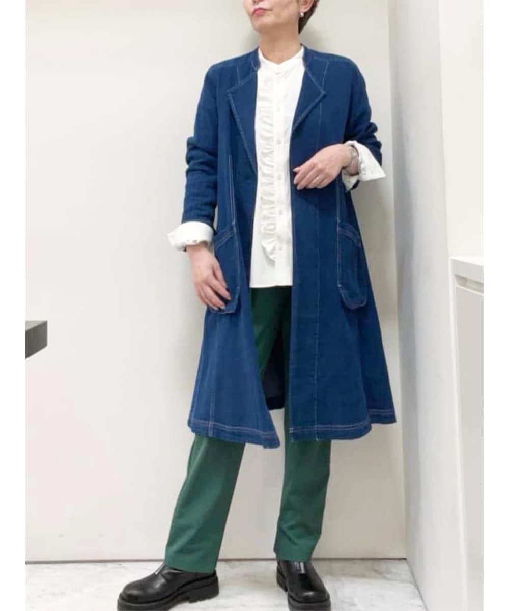 DENIMロングジャケットにグリーンのパンツ