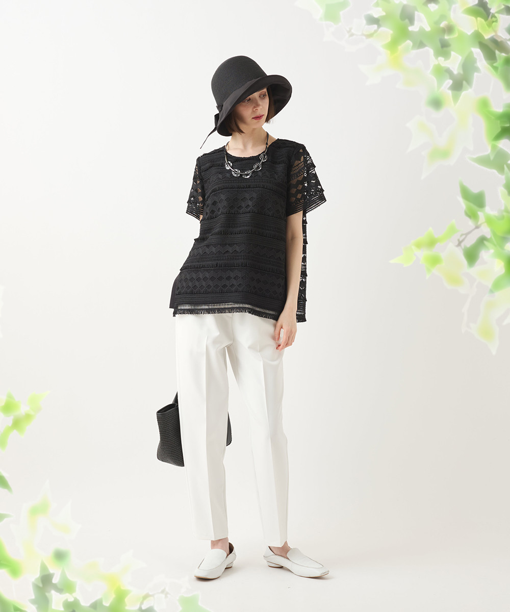 レースのカットソーとWHITEパンツ