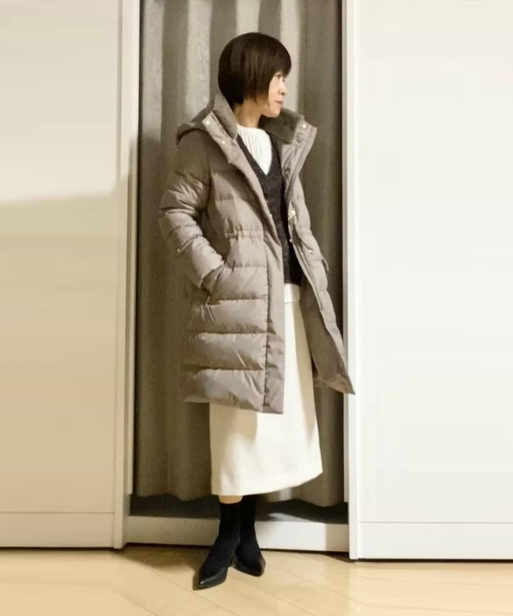 シンプルなデザインで長く愛用できるダウンコート