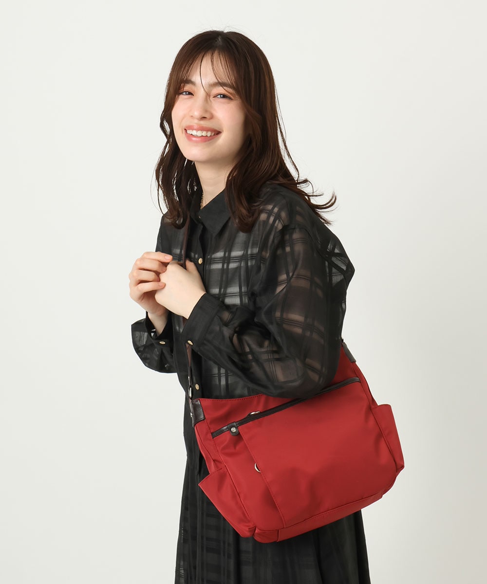 シックなワインレッドで、大人のきれいめカジュアルを楽しむ